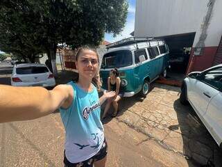 Casal vende tudo e adota vida nômade em Kombi chamada Frida Casal vende tudo e adota vida nômade em Kombi chamada Frida