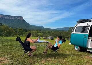 Casal vende tudo e adota vida n&ocirc;made em Kombi chamada Frida