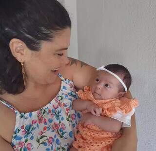 Mãe reclama que vai voltar a trabalhar sem ter recebido licença-maternidade Mãe reclama que vai voltar a trabalhar sem ter recebido licença-maternidade