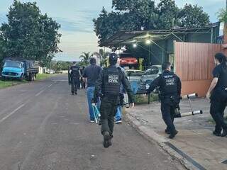 Suspeitos de roubar R$ 1 milhão em joias e agredir idoso são presos Suspeitos de roubar R$ 1 milhão em joias e agredir idoso são presos
