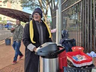 Trabalhadores que precisam madrugar encaram manh&atilde; gelada: &quot;estou dura de frio&quot;
