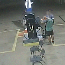 V&iacute;deo mostra assassino comprando combust&iacute;vel para queimar m&atilde;e e filha