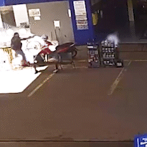 Mulher tenta fugir, mas &eacute; baleada em posto da Rua da Divis&atilde;o