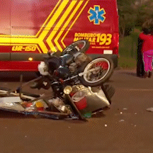 Moto de churros fica retorcida ap&oacute;s colis&atilde;o e trava tr&acirc;nsito no P&ecirc;nfigo