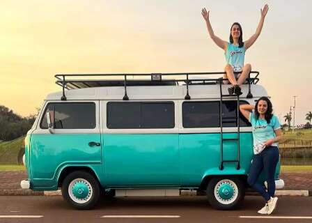 Casal vende tudo e adota vida n&ocirc;made em Kombi chamada Frida