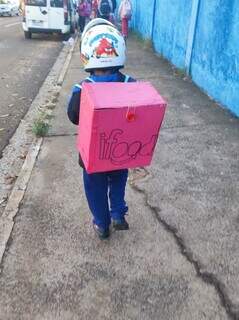 Menino de 5 anos vira 'entregador' em homenagem ao trabalho do pai Menino de 5 anos vira 'entregador' em homenagem ao trabalho do pai