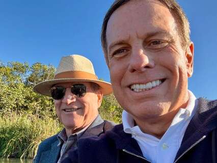 Sem neoprene, mas com estilo: Doria troca mergulho por barquinho em Bonito