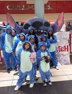 Fam&iacute;lia parou shopping com fantasia de Lilo e Stitch para ver o filme