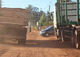 Moradora reclama que caminh&otilde;es bloqueiam rua de acesso &agrave; BR-163