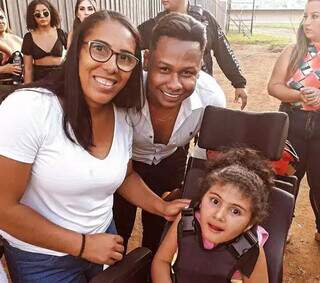 Mãe dribla tudo e não deixa de curtir a vida com a filha com deficiência Mãe dribla tudo e não deixa de curtir a vida com a filha com deficiência
