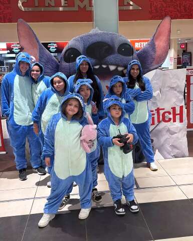 Fam&iacute;lia parou shopping com fantasia de Lilo e Stitch para ver o filme