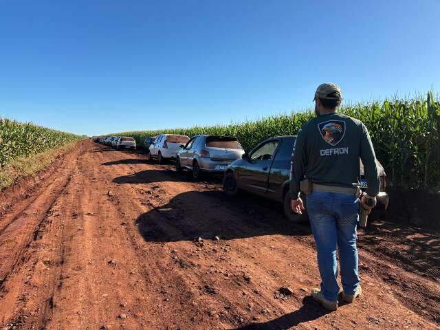 Contrabandistas abandonam 16 carros com mercadorias em estrada vicinal