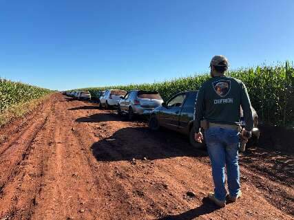 Contrabandistas abandonam 16 carros com mercadorias em estrada vicinal