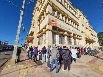&ldquo;Est&atilde;o tirando leite do meu neto&rdquo;: reclamam aposentados em fila contra desconto