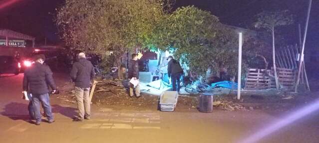 Adolescente de 15 anos &eacute; assassinado a tiros no quintal de casa