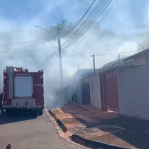Minutos ap&oacute;s morador sair, casa &eacute; tomada por inc&ecirc;ndio