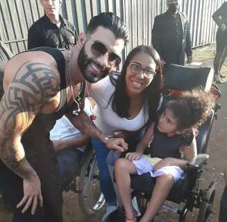 M&atilde;e dribla tudo e n&atilde;o deixa de curtir a vida com a filha com defici&ecirc;ncia