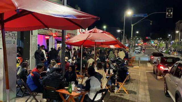 Entre caldos e &aacute;lcool, curtimos o primeiro &quot;sextou&quot; gelado do ano