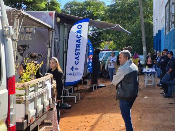 Serviços de RG, castração e doação de mudas movimentam mutirão em escola 