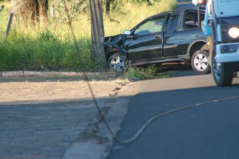 Motorista dorme ao volante, bate em poste e deixa delegacia sem energia
