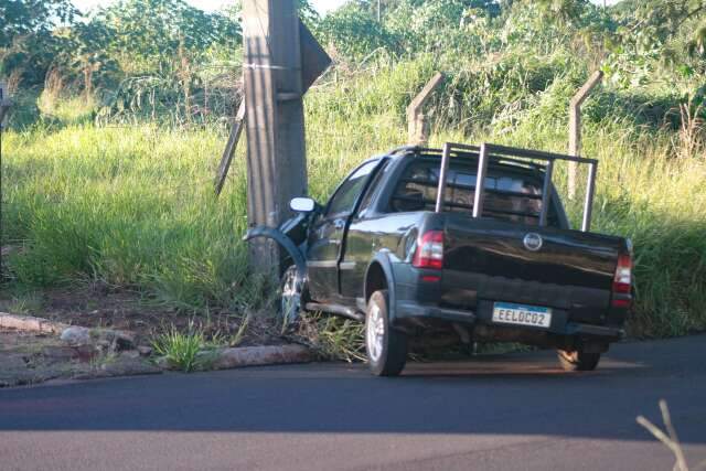 Só em 2025, motoristas bateram em 44 postes em MS; maio lidera o ranking