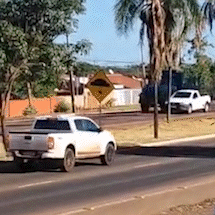Quebra-molas &quot;camuflado&quot; pega apressadinhos na Duque de Caxias e viraliza