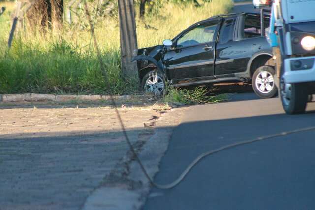 Motorista dorme ao volante, bate em poste e deixa delegacia sem energia