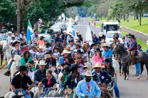 Cavalgada com crian&ccedil;as e comitivas abre festa de la&ccedil;o comprido