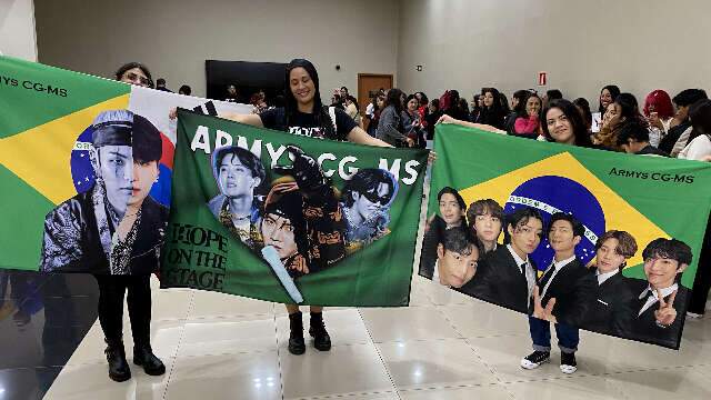 Apaixonadas, f&atilde;s de BTS lotam cinema para assistir &iacute;dolo