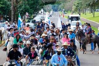 Cavalgada com crian&ccedil;as e comitivas abre festa de la&ccedil;o comprido