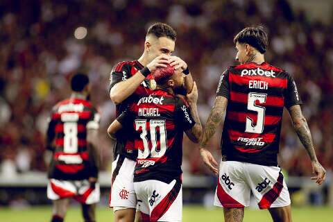 Com show ofensivo, Flamengo atropela Fortaleza e chega ao topo da tabela