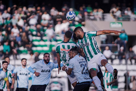Gr&ecirc;mio vence Juventude e sobe para 10&ordf; posi&ccedil;&atilde;o no Brasileir&atilde;o