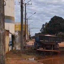 Vazamento em caixa d&rsquo;&aacute;gua alaga rua e deixa moradores sem abastecimento