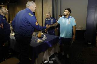 &Eacute;derson se apresenta &agrave; Sele&ccedil;&atilde;o Brasileira para jogos das Eliminat&oacute;rias