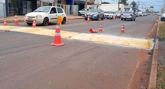 Quebra-molas recebe pintura ap&oacute;s acidente que matou motociclista