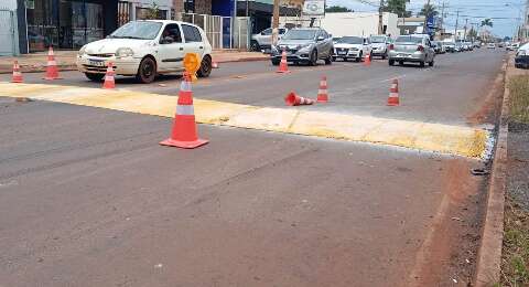 Quebra-molas recebe pintura ap&oacute;s acidente que matou motociclista