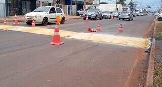 Quebra-molas recebe pintura após acidente que matou motociclista Quebra-molas recebe pintura após acidente que matou motociclista