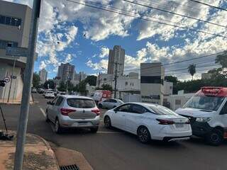 Acidente entre moto e carro deixa tr&acirc;nsito lento em cruzamento