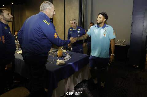 &Eacute;derson se apresenta &agrave; Sele&ccedil;&atilde;o Brasileira para jogos das Eliminat&oacute;rias