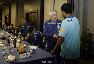 &Eacute;derson se apresenta &agrave; Sele&ccedil;&atilde;o Brasileira para jogos das Eliminat&oacute;rias