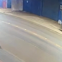 Motociclista perde controle ao passar em quebra-molas, bate em port&atilde;o e morre