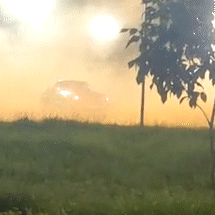 Motorista faz &ldquo;cavalo de pau&rdquo; perto de crian&ccedil;as e levanta poeira em pra&ccedil;a