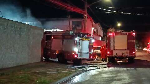 Inc&ecirc;ndio de grandes propor&ccedil;&otilde;es atinge dep&oacute;sito de latic&iacute;nios