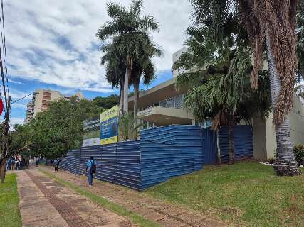 Em obra que n&atilde;o avan&ccedil;a, tapumes se incorporam &agrave; fachada de Teatro 