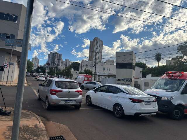 Acidente entre moto e carro deixa tr&acirc;nsito lento em cruzamento