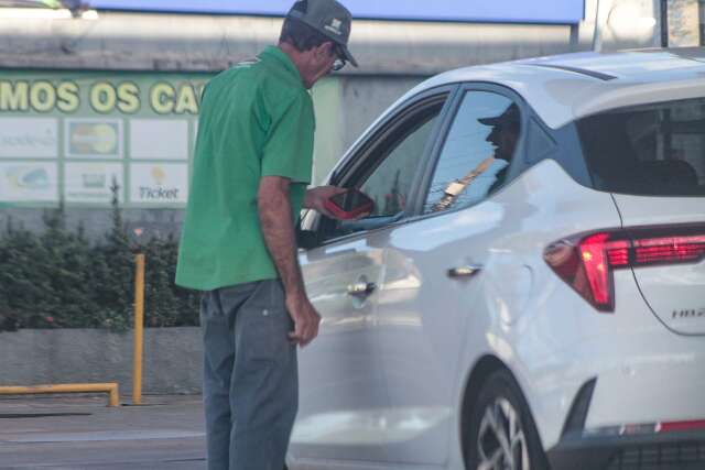 Motoristas esperam redu&ccedil;&atilde;o anunciada da gasolina para abandonar o etanol