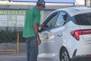 Motoristas esperam redu&ccedil;&atilde;o anunciada da gasolina para abandonar o etanol