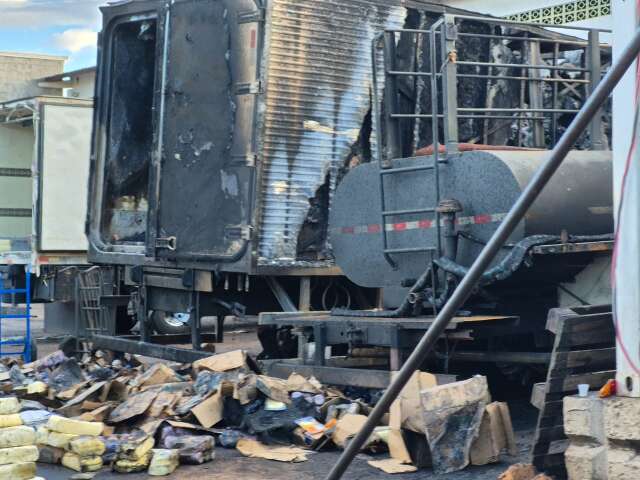 Curto-circuito em c&acirc;mara fria causou inc&ecirc;ndio em caminh&atilde;o de latic&iacute;nio 