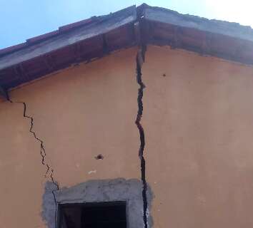 Moradores denunciam risco estrutural em 37 casas populares de loteamento 