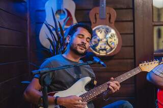 De Nova Andradina para o streaming: Theag&aacute; estreia EP gravado ao vivo